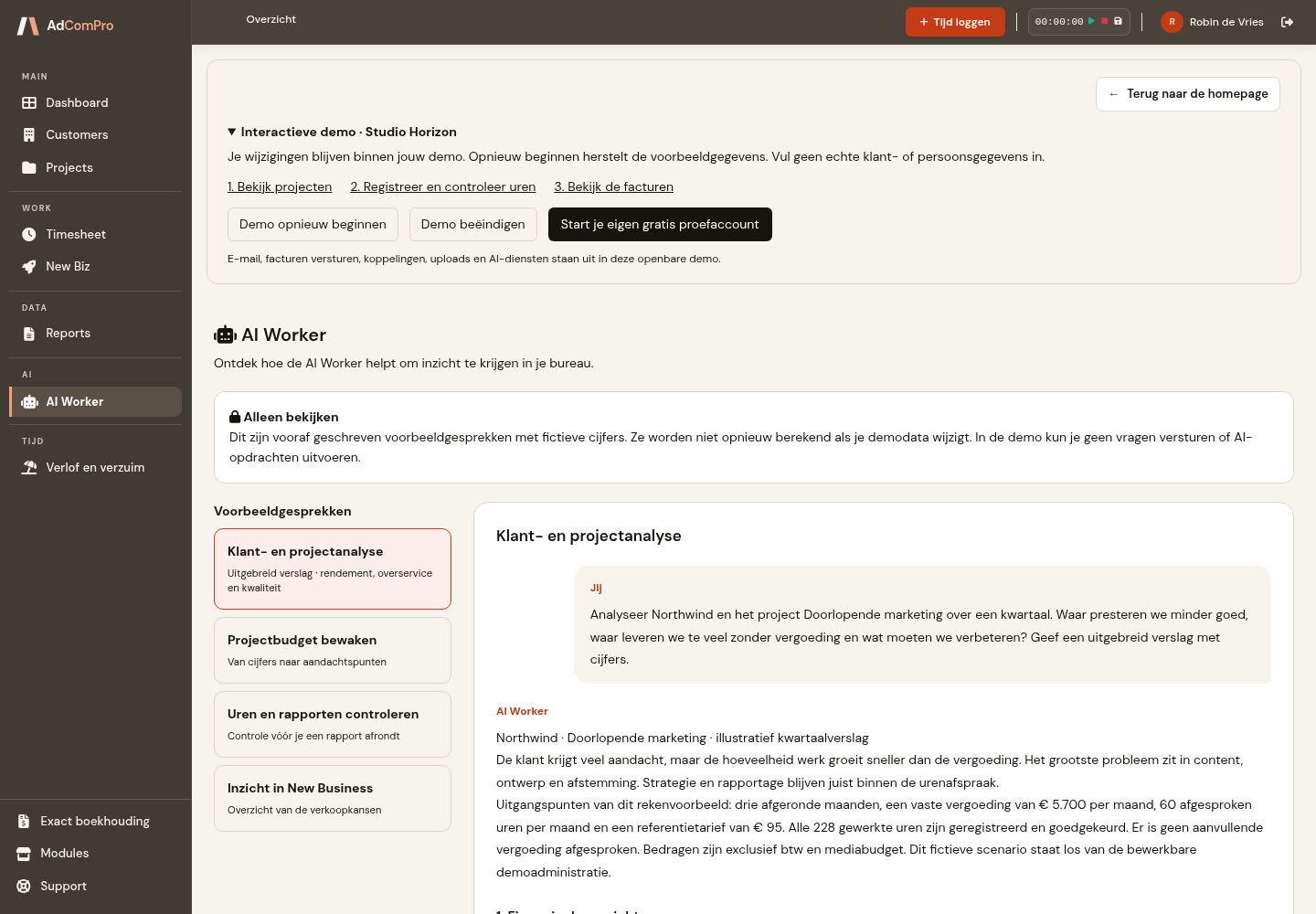 Voorbeeldgesprek in de AdComPro AI Worker over projectbudget, uren en overservice